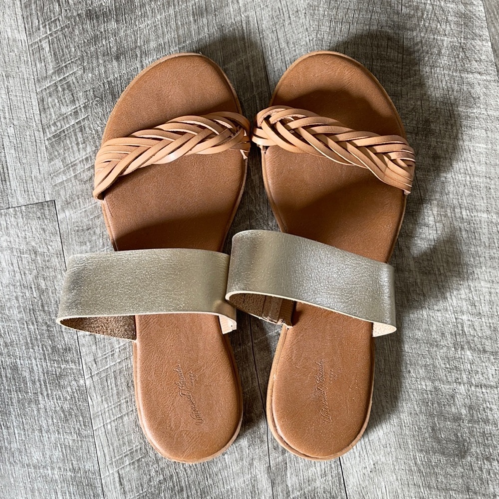 Universal Thread Sandals